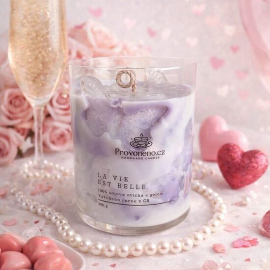 La Vie Est Belle – sojová svíčka ve skle 260 g | fialová