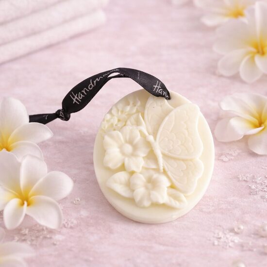 Voskový difuzér do šatníku – White Plumeria (závěsná vůně do skříně)